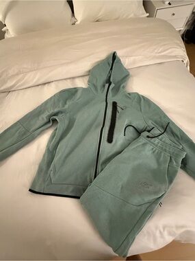 Nike Teal Hooded Zip Jacket and Joggers Set